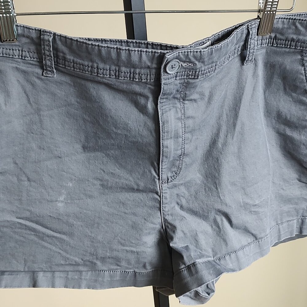 a.n.d. e a w y Grey Shorts - Size 18